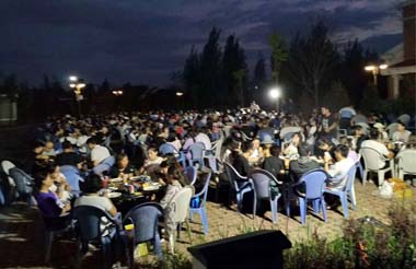 夜幕降臨，燒烤大趴開始！